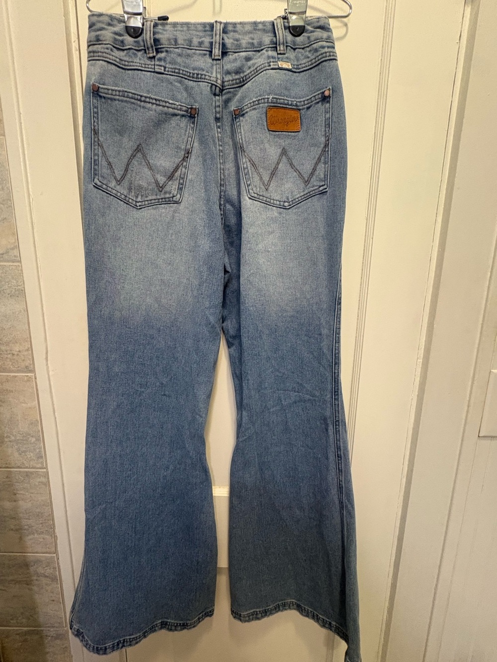 Wrangler x Billabong Flare leg jeans with patches - Picture 2 of 7